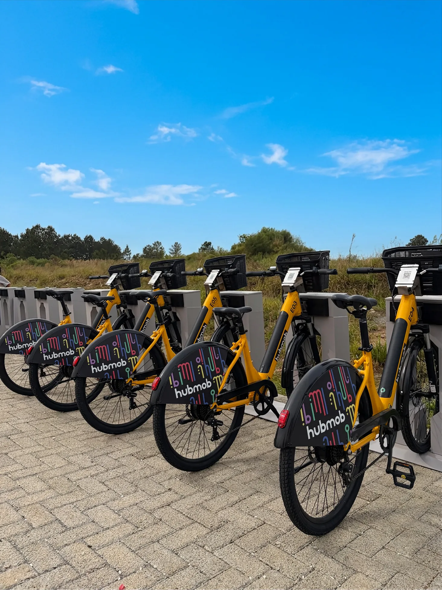 Bicicletas amarelas do Hubmob em uma estação de compartilhamento